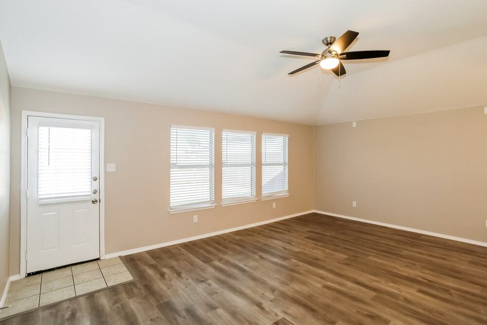 217 Hilltop Dr - Photo 3 of 16