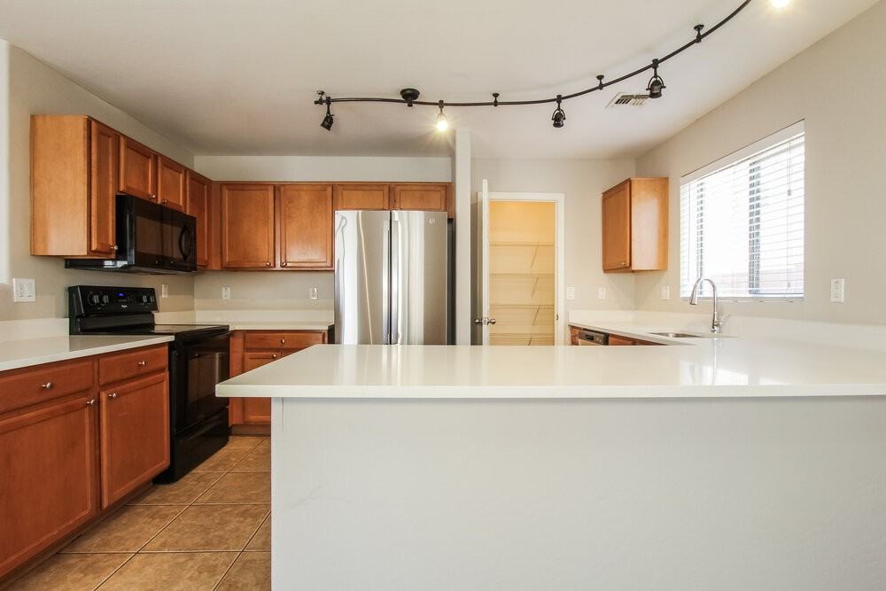 8616 W Superior Ave - Photo 6 of 17