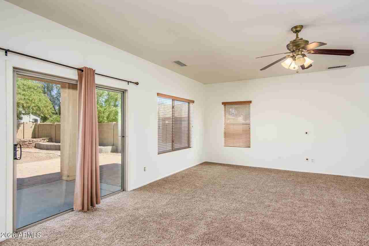 44640 W Yucca Ln - Photo 6 of 34