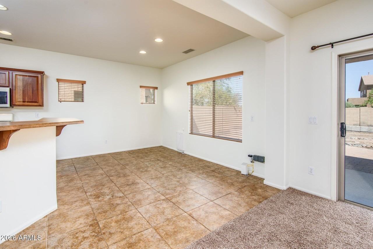 44640 W Yucca Ln - Photo 7 of 34