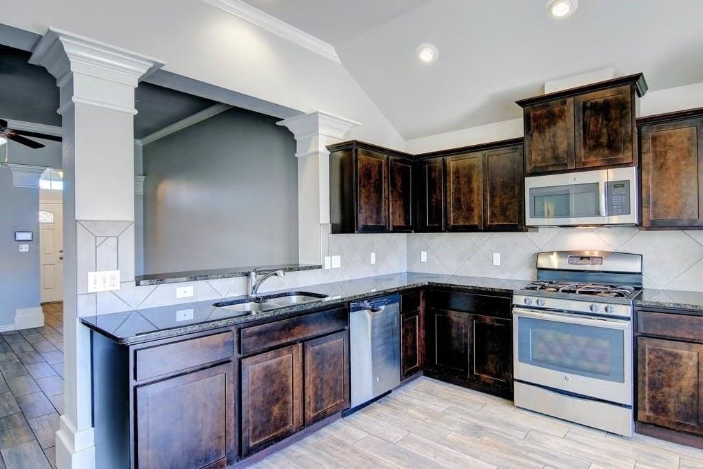 3021 Cantabria St - Photo 4 of 40