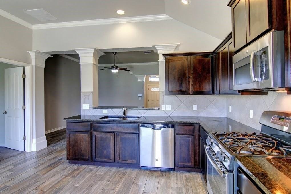 3021 Cantabria St - Photo 5 of 40