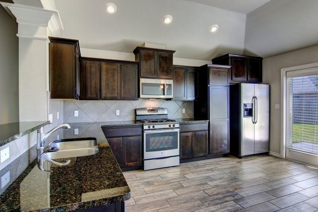 3021 Cantabria St - Photo 6 of 40