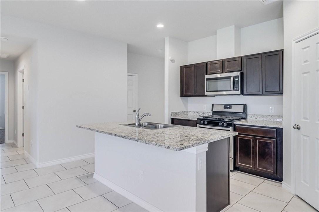 3913 Jayden Dr - Photo 4 of 40