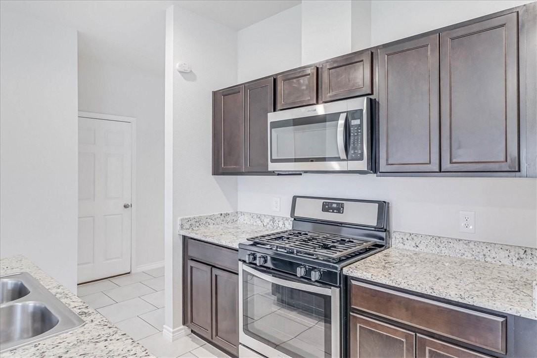 3913 Jayden Dr - Photo 5 of 40