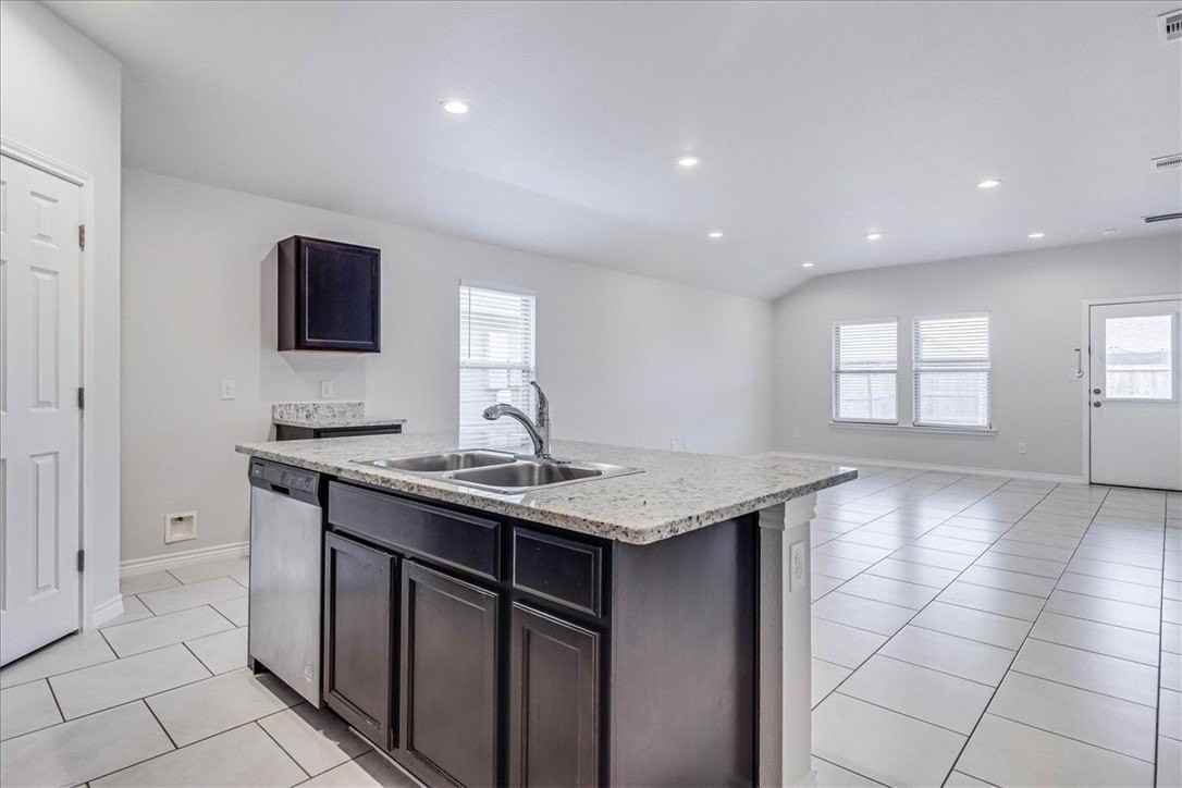3913 Jayden Dr - Photo 6 of 40