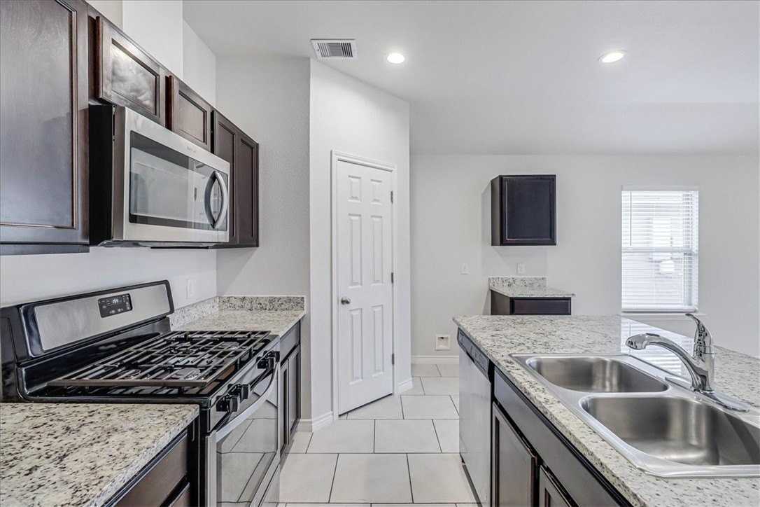 3913 Jayden Dr - Photo 7 of 40