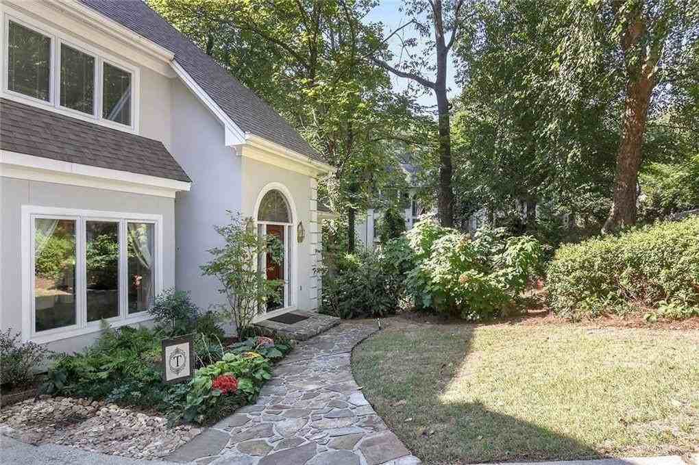 930 Manchester Pl - Photo 2 of 32