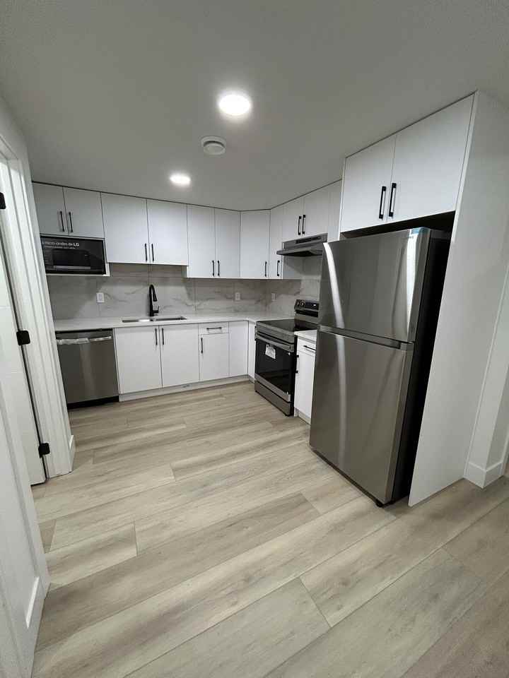 16528 3 St Ne - Photo 2 of 10