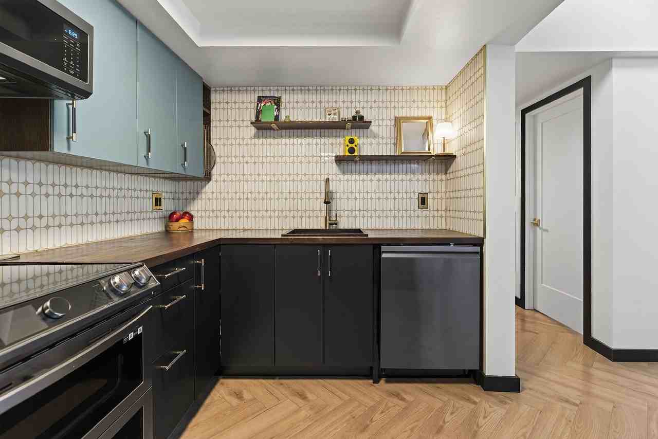 10171 119 St Nw - Photo 7 of 18