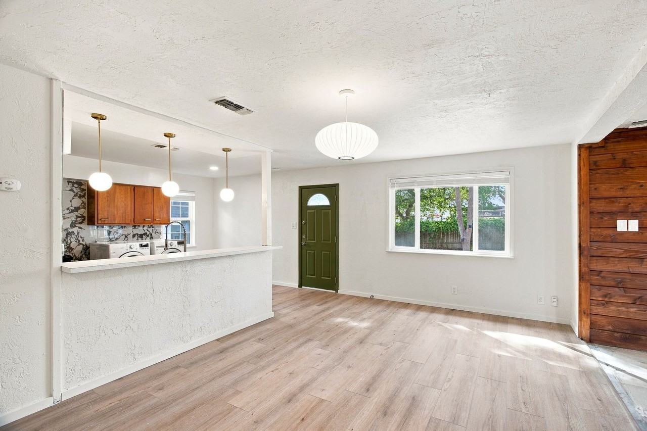 4606 S 2nd St - Photo 5 of 20