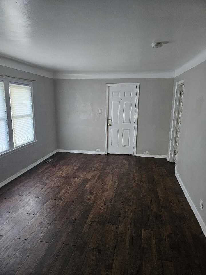 20426 Salem St - Photo 3 of 16