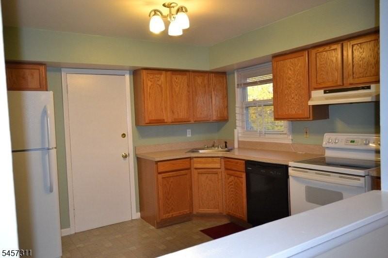 511 Downer St - Photo 4 of 8