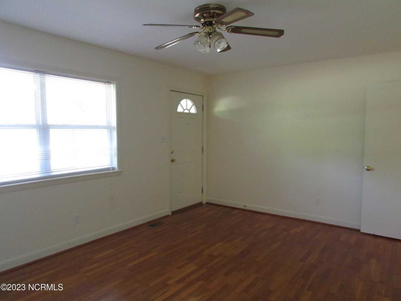 202 Wrenwood Cir - Photo 2 of 15