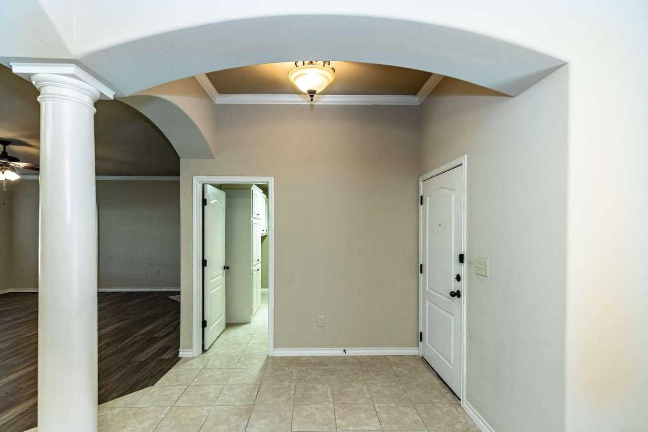10604 York Ave - Photo 4 of 22
