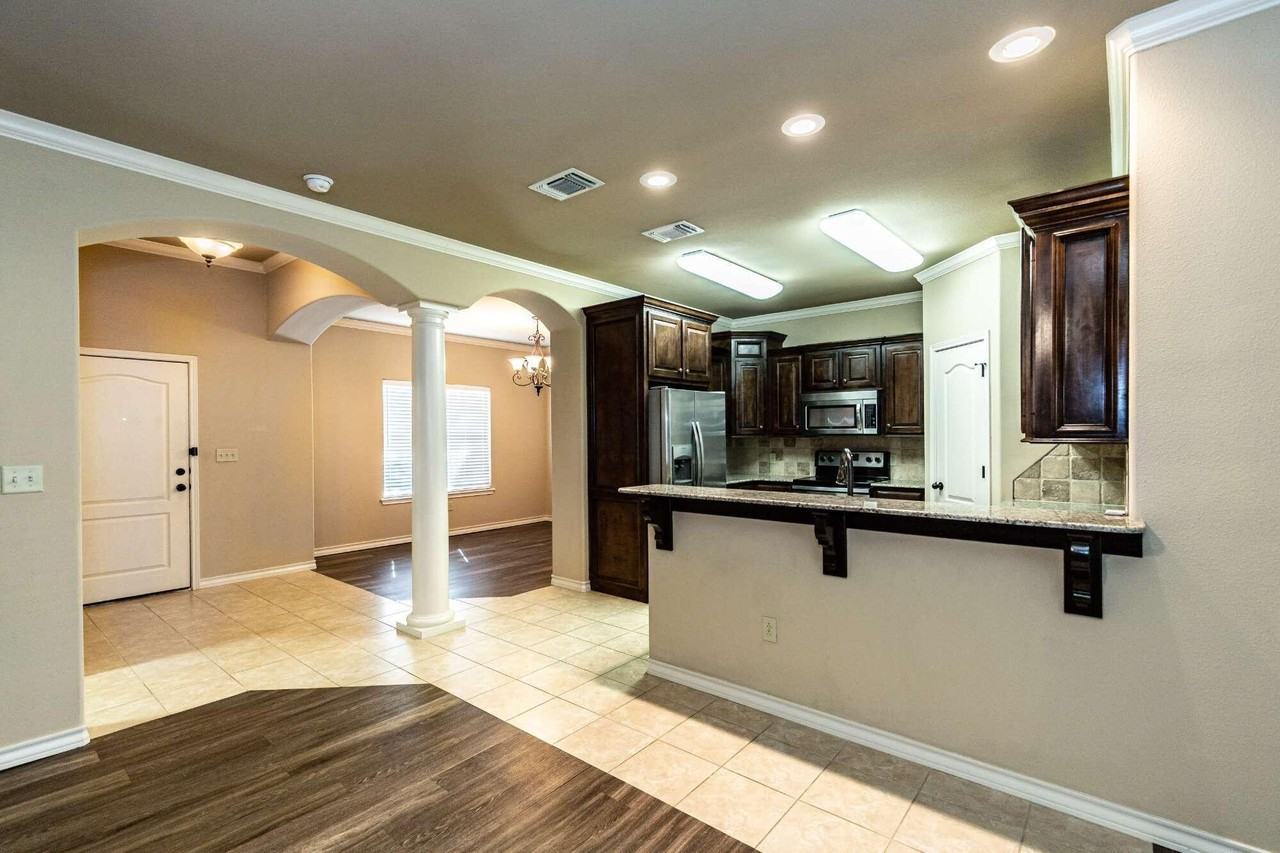 10604 York Ave - Photo 5 of 22