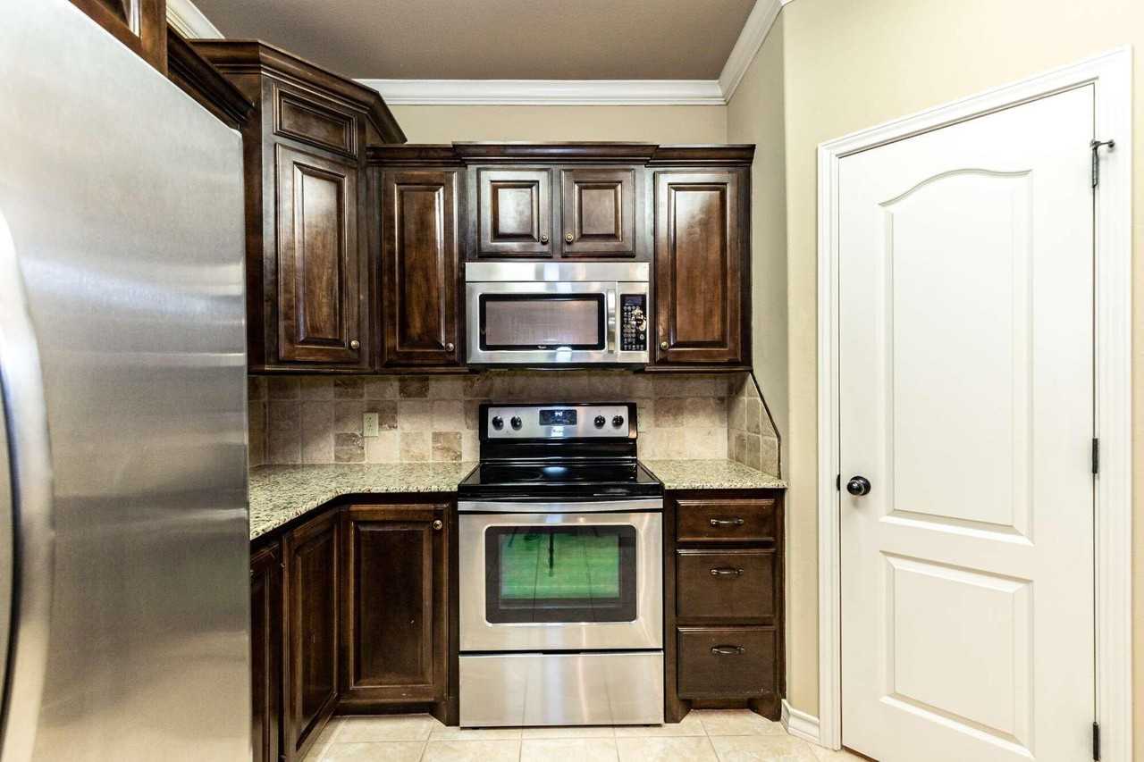 10604 York Ave - Photo 6 of 22