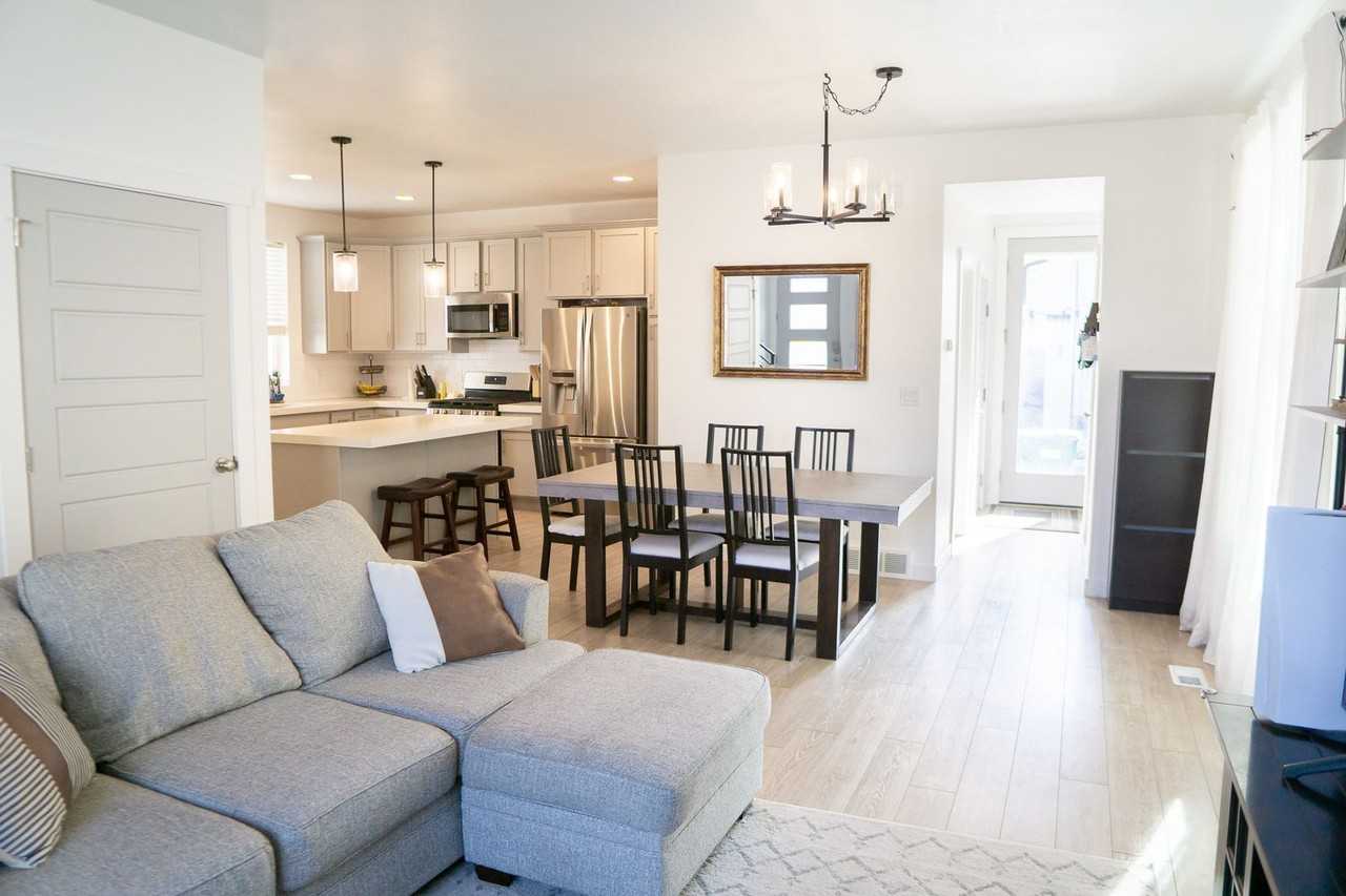 406 W 3075 N - Photo 2 of 21