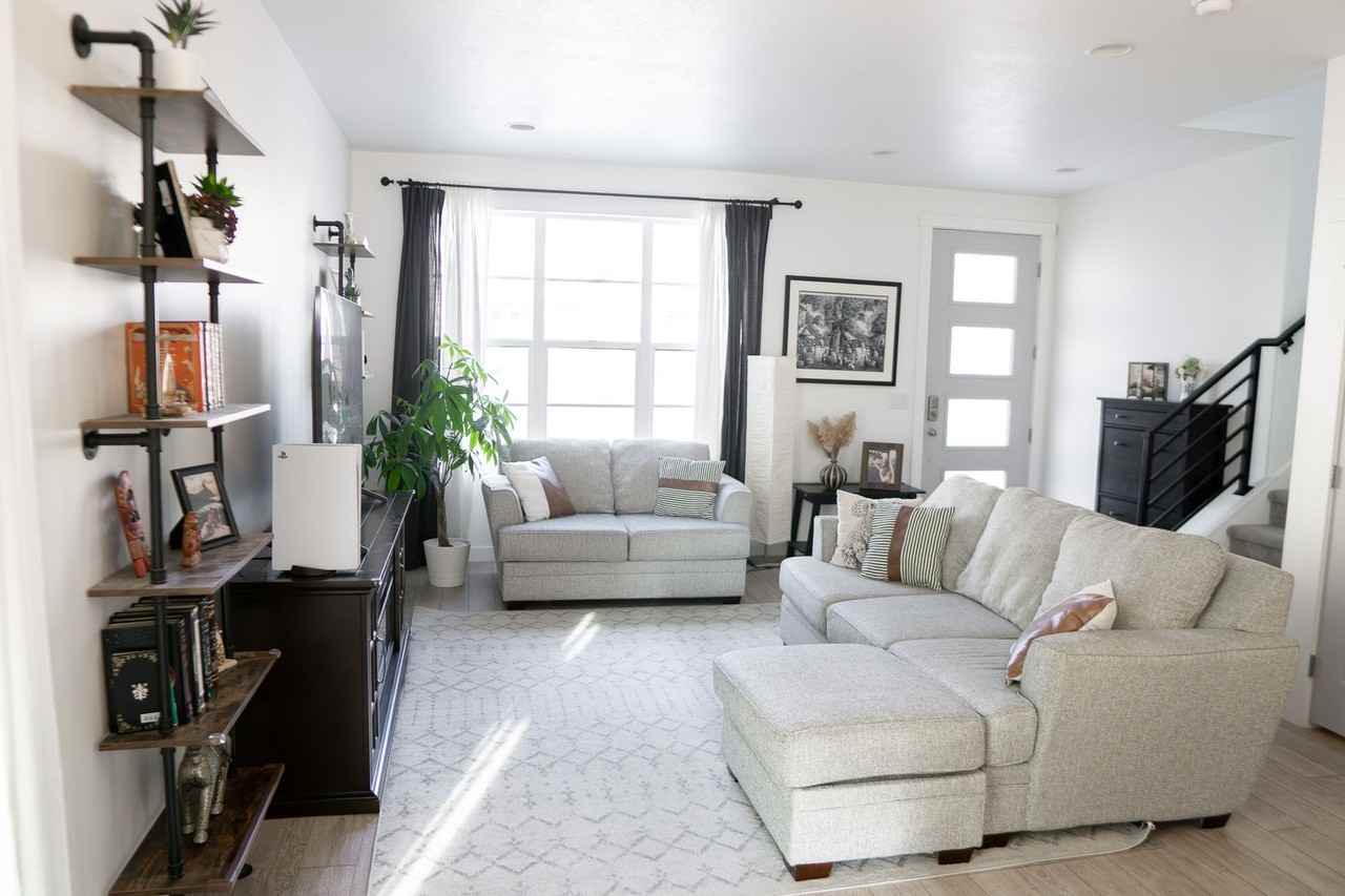 406 W 3075 N - Photo 3 of 21