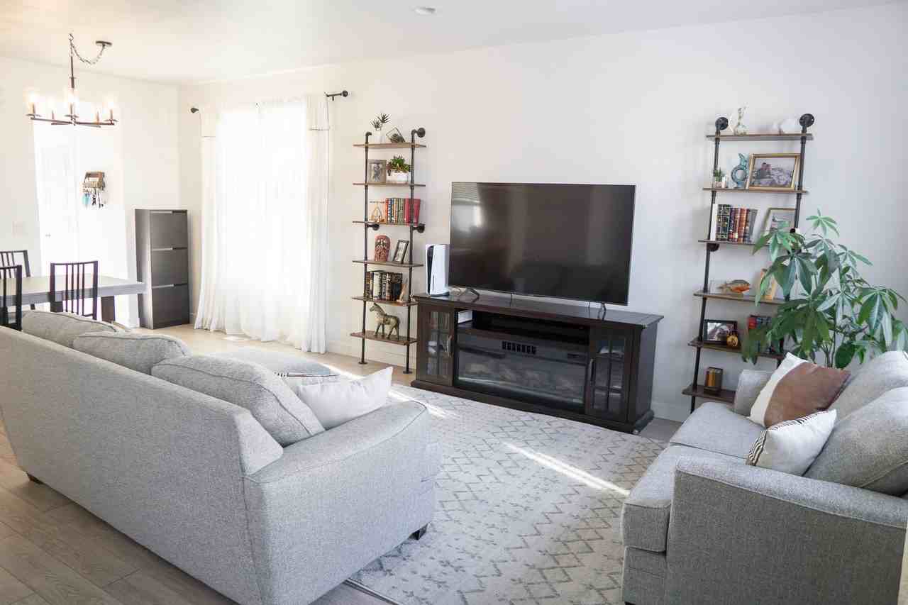 406 W 3075 N - Photo 4 of 21