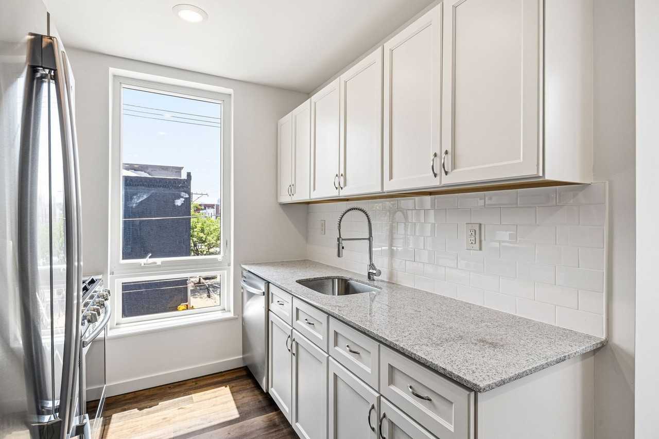 2001 Frankford Ave - Photo 4 of 14