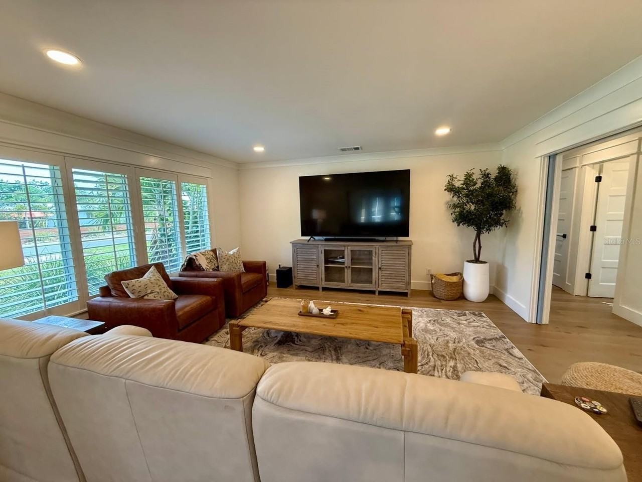 1833 Pandora Dr - Photo 3 of 38