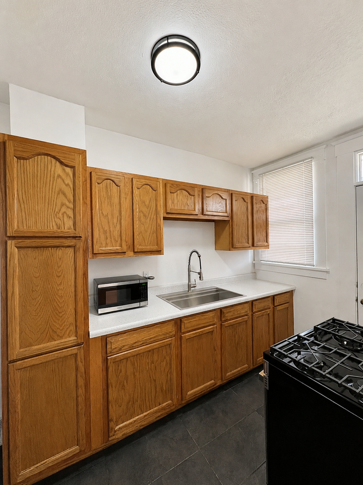 303B Broadway Ave - Photo 6 of 16
