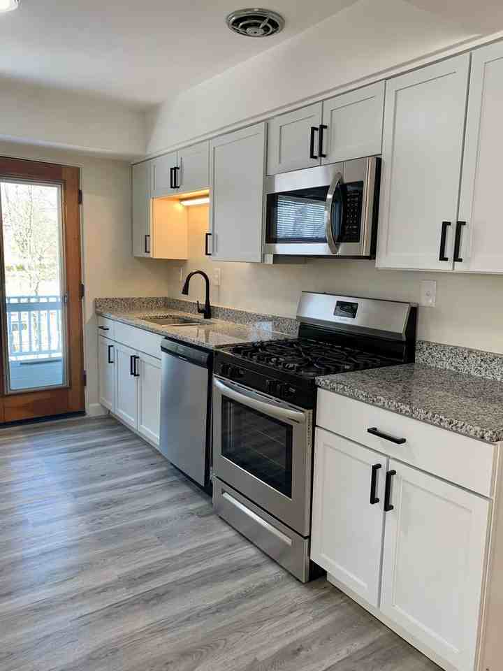 Remodeled Large Two Bedroom in Ft. Mitchell - Photo 3 of 9