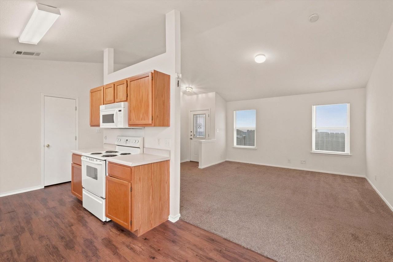 6918 Sandy Point Dr - Photo 6 of 18