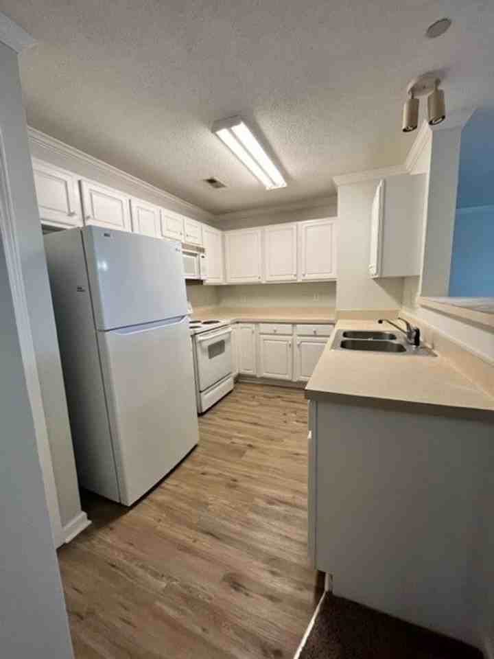4290 Cedarcroft Ct - Photo 3 of 10