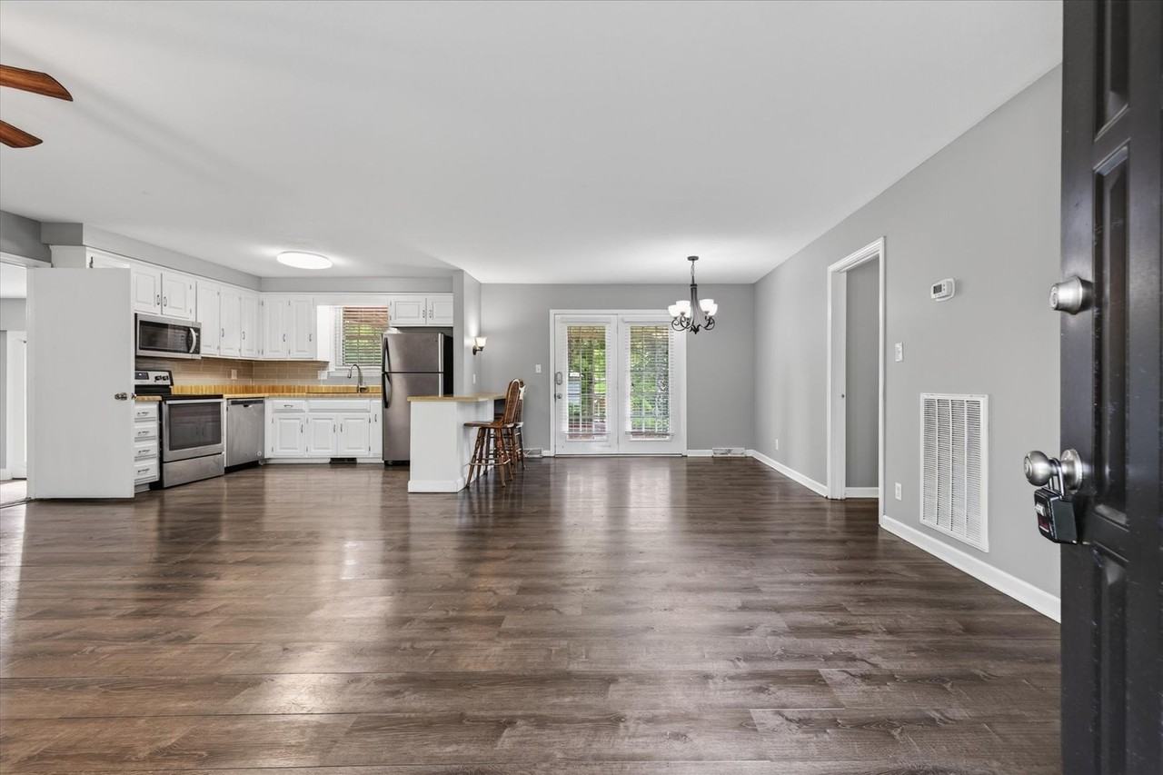 1866 Harriet Dr - Photo 5 of 38