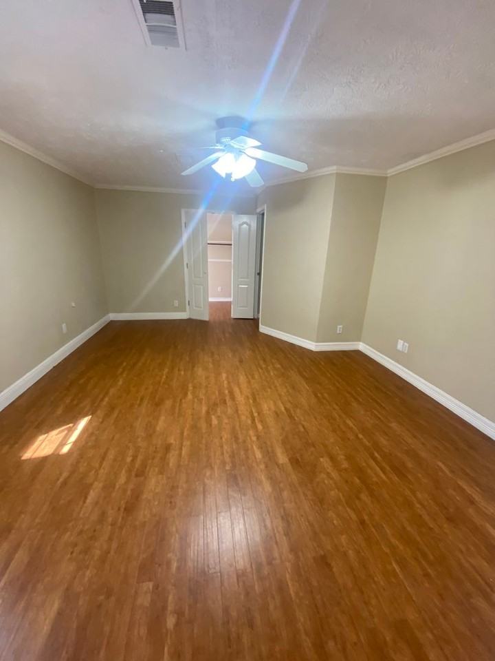 240 W Hooks St - Photo 2 of 17