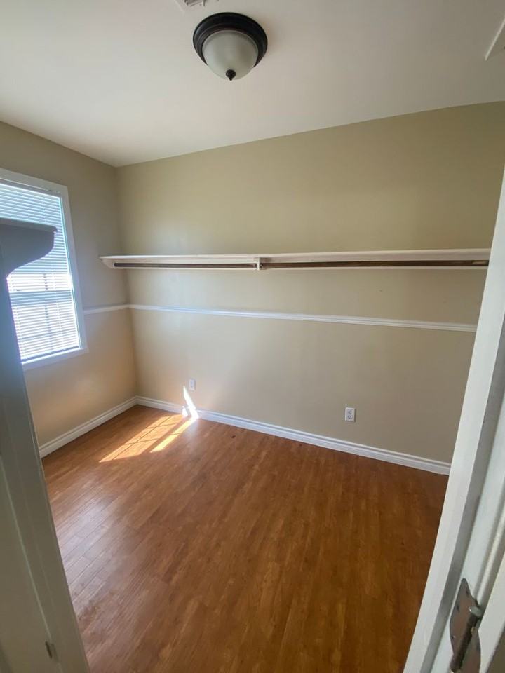240 W Hooks St - Photo 3 of 17