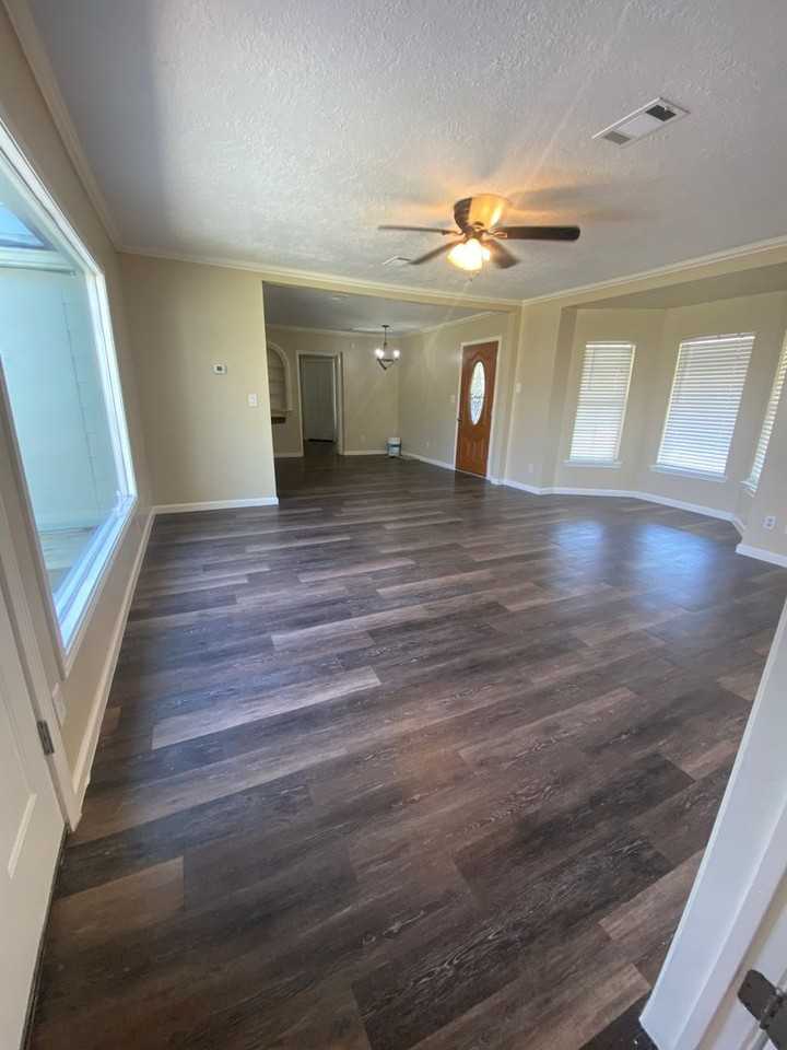 240 W Hooks St - Photo 5 of 17