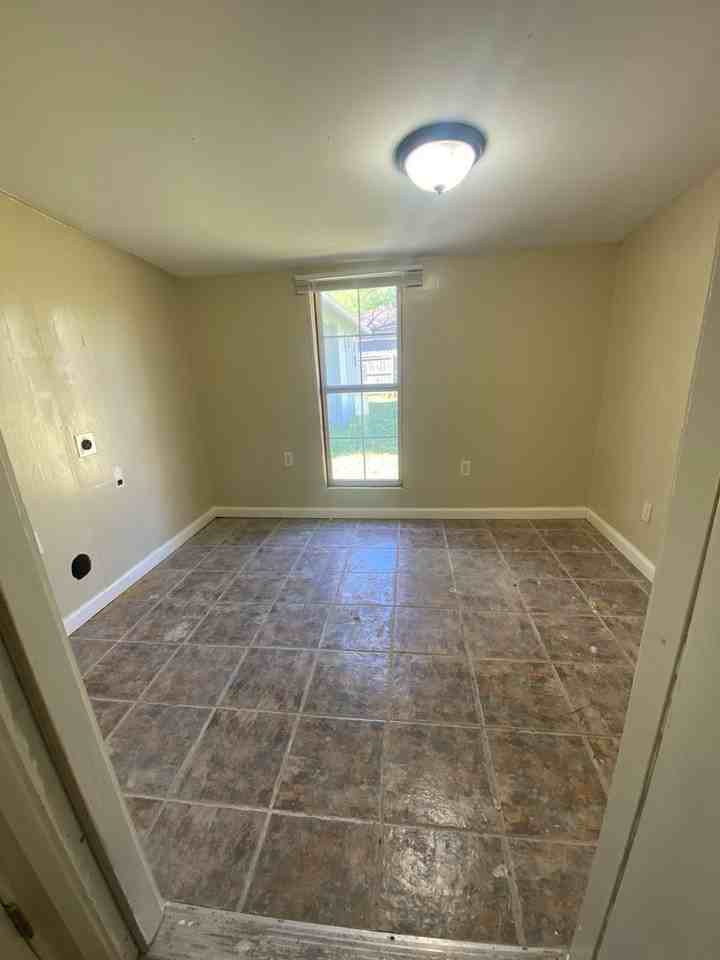 240 W Hooks St - Photo 5 of 17