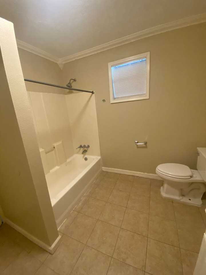 240 W Hooks St - Photo 2 of 17