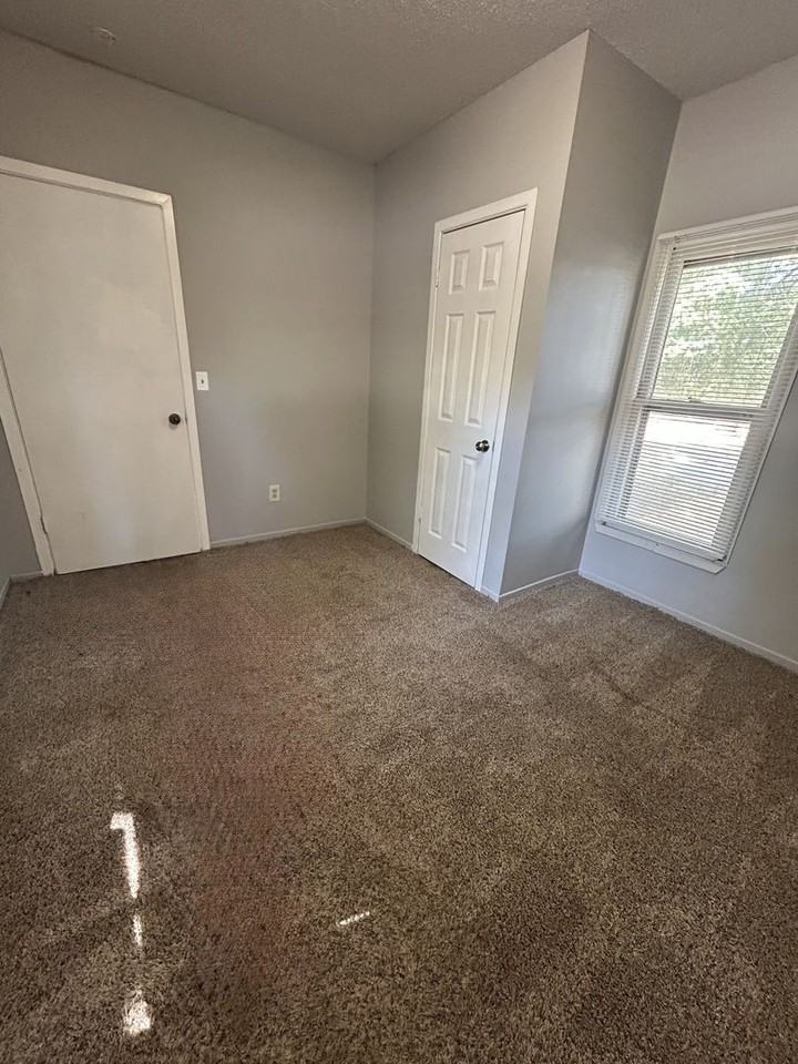 208 W Rose St - Photo 5 of 12
