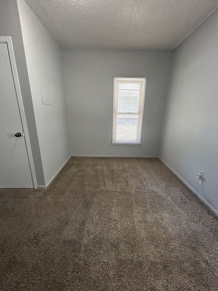 208 W Rose St - Photo 7 of 12