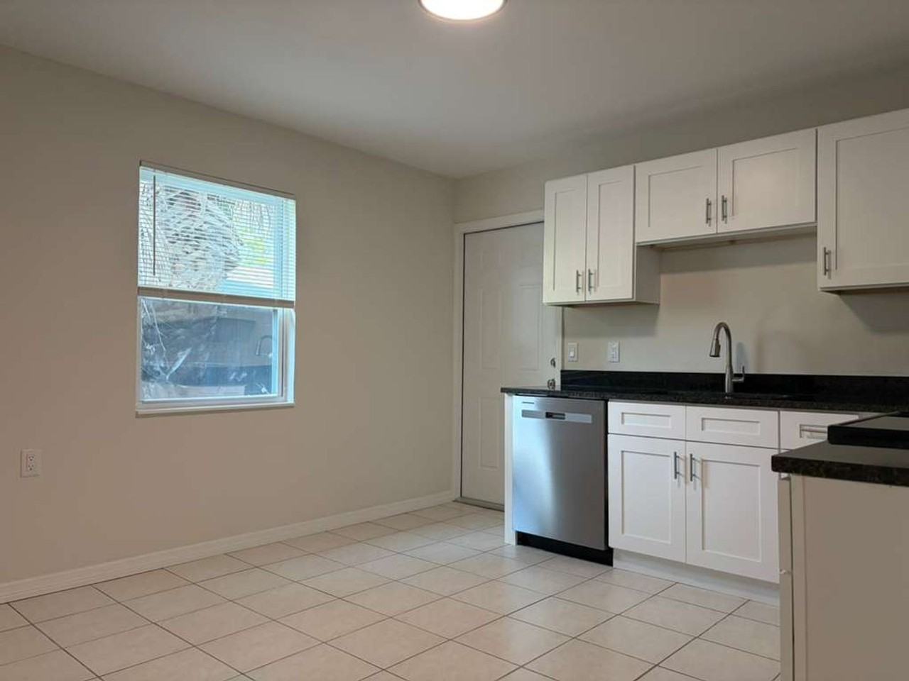 3037 Clinton St S - Photo 4 of 28