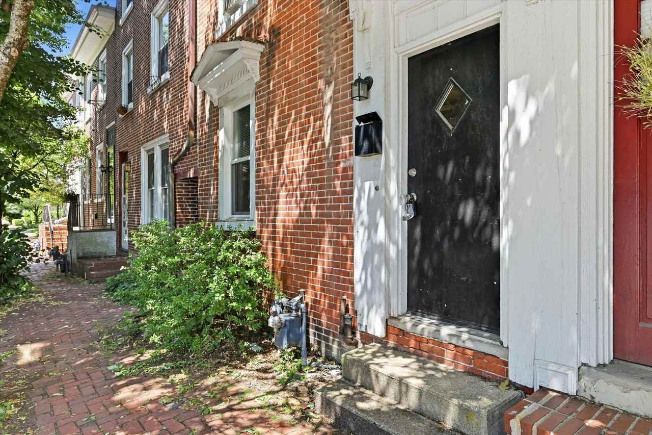 203 W Union St - Photo 2 of 20