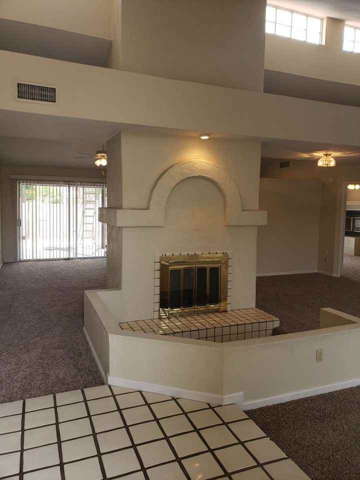 837 N Oak Ct - Photo 4 of 29