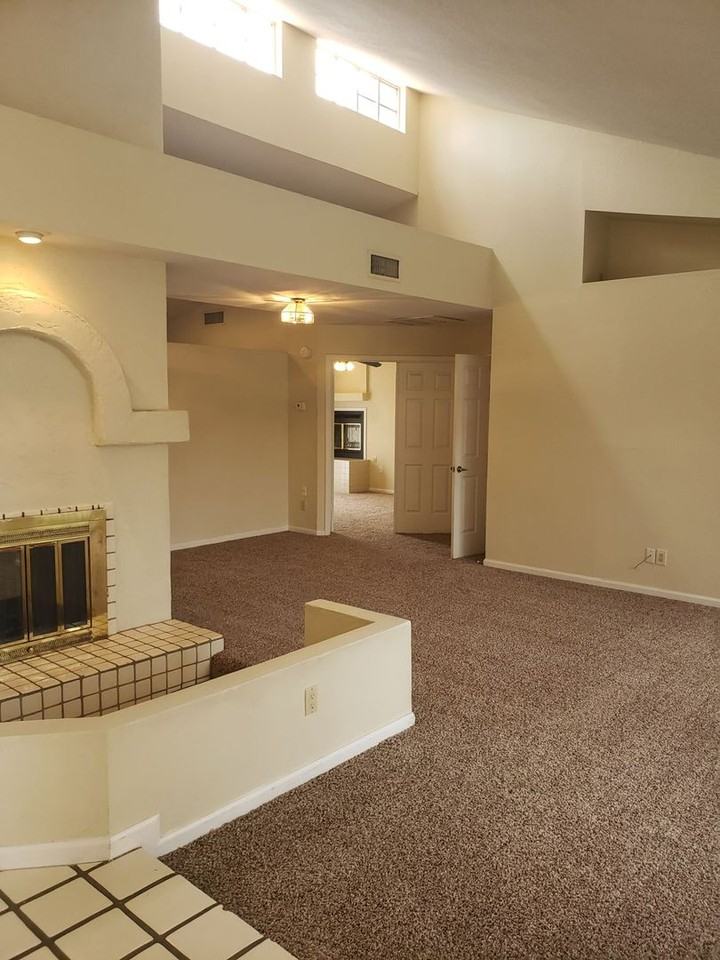837 N Oak Ct - Photo 5 of 29