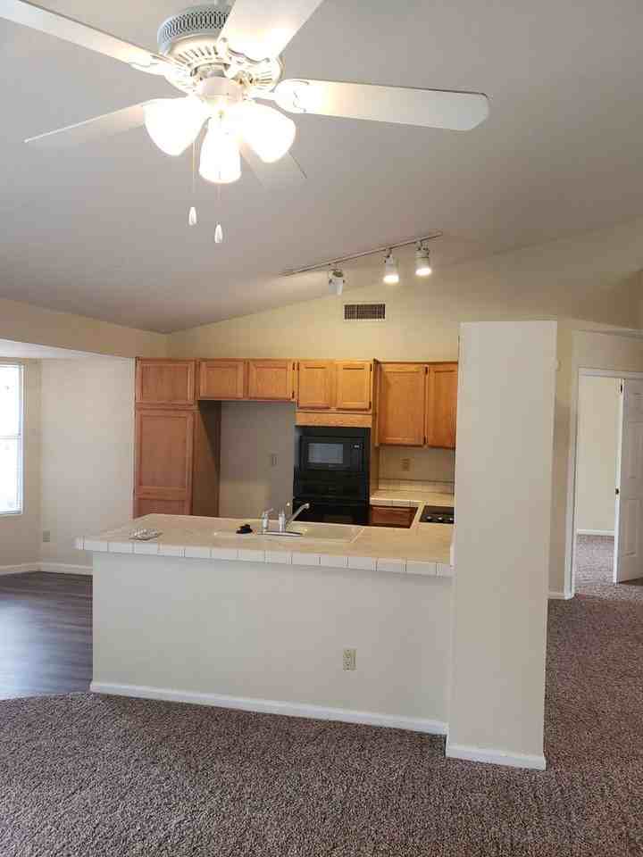 837 N Oak Ct - Photo 6 of 29