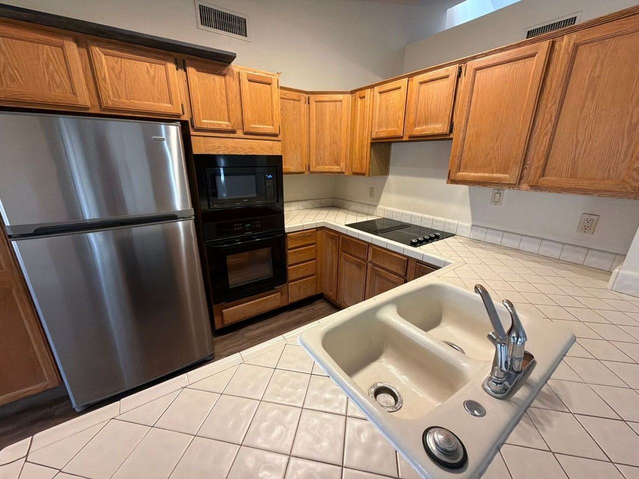 837 N Oak Ct - Photo 7 of 29