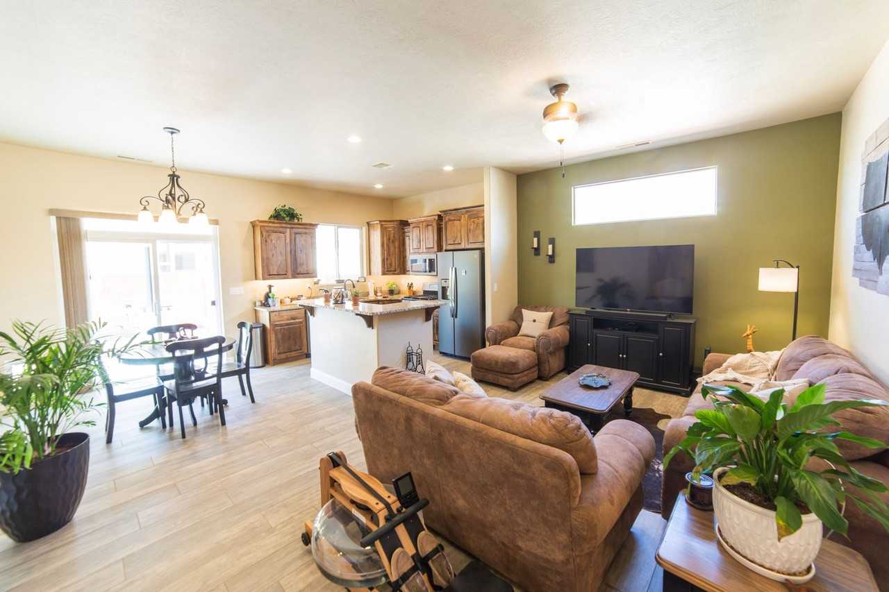 2565 W 245 N - Photo 2 of 14
