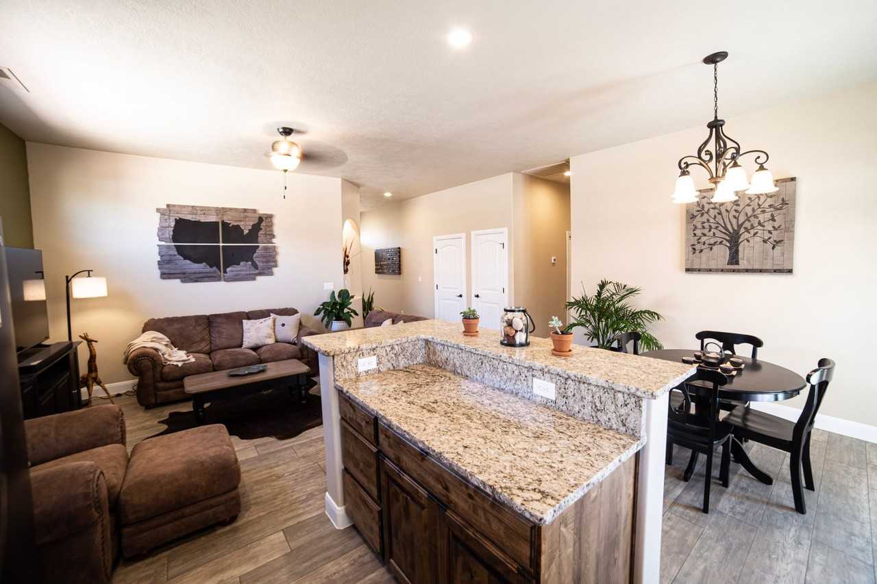 2565 W 245 N - Photo 4 of 14