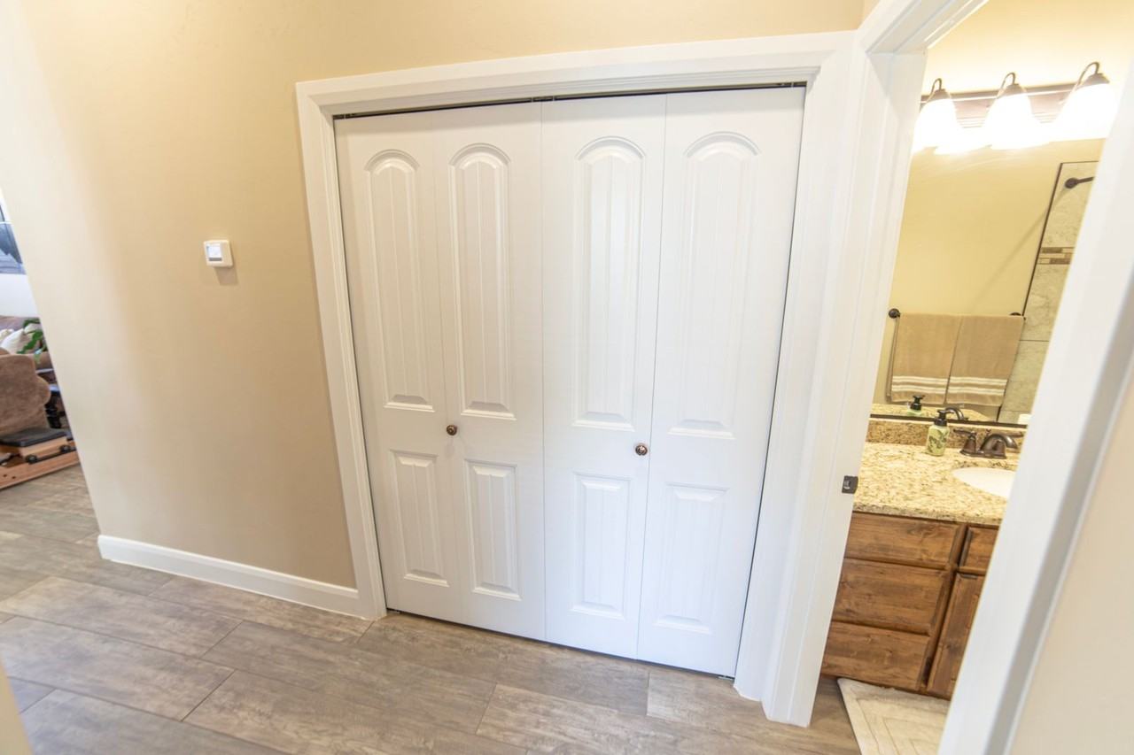 2565 W 245 N - Photo 6 of 14