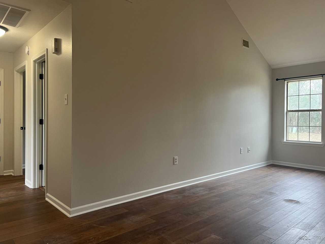 1505 Hathaway Dr - Photo 3 of 17
