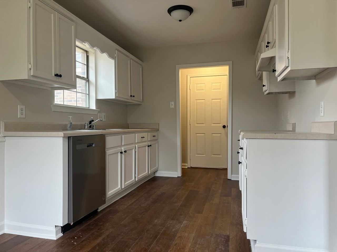 1505 Hathaway Dr - Photo 5 of 17