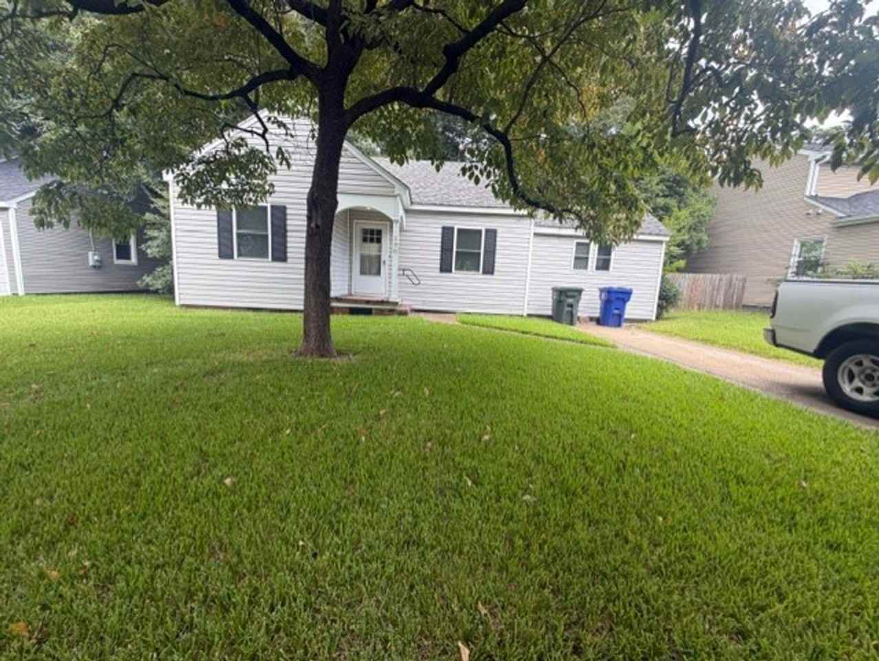 170 Rodman Rd - Photo 4 of 26